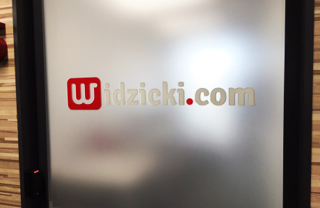 Folia szroniona w biurze Widzicki | Pracownia reklamy Logomotiv
