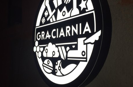 Reklama podświetlana Graciarnia | Pracownia reklamy Logomotiv