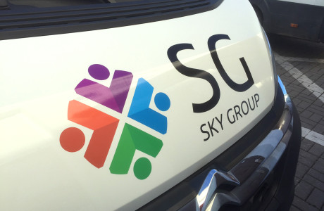 Grafika na auto SG Sky Group | Pracownia reklamy Logomotiv